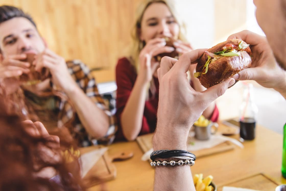 Čtvrtina studentů chodí do fast foodů minimálně jednou týdně