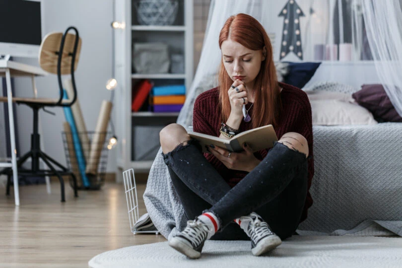 girl-thinking-over-notebook-2022-03-30-20-23-42-utc-810x540